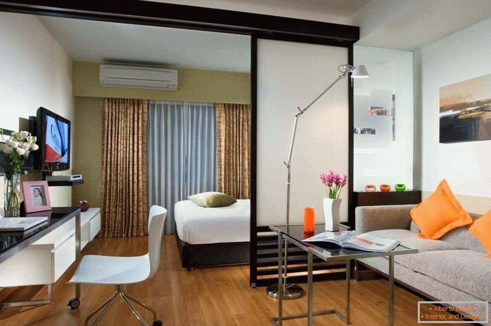 Spálňa a obývacia izba v jednej miestnosti oddelená polopriehľadným priečelím