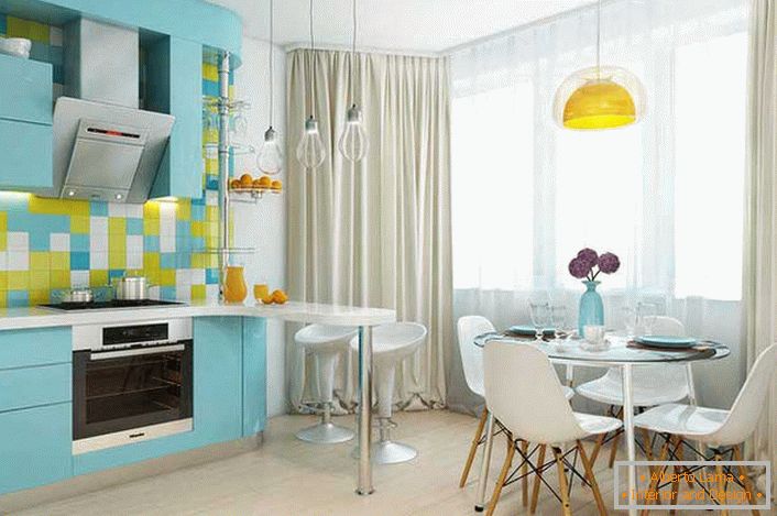 Pracovné a jedálenské priestory sú oddelené farbou. Bar a lustre dávajú kuchyni úplný vzhľad.