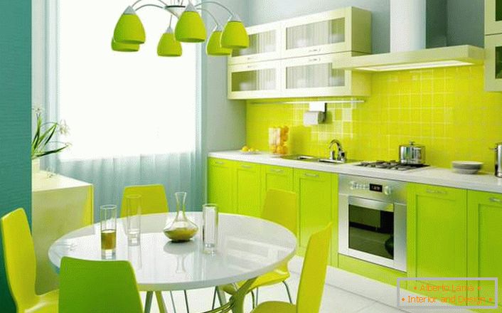 Svieži, bohatý odtieň zelene je vynikajúcou voľbou pre zdobenie malej kuchyne.