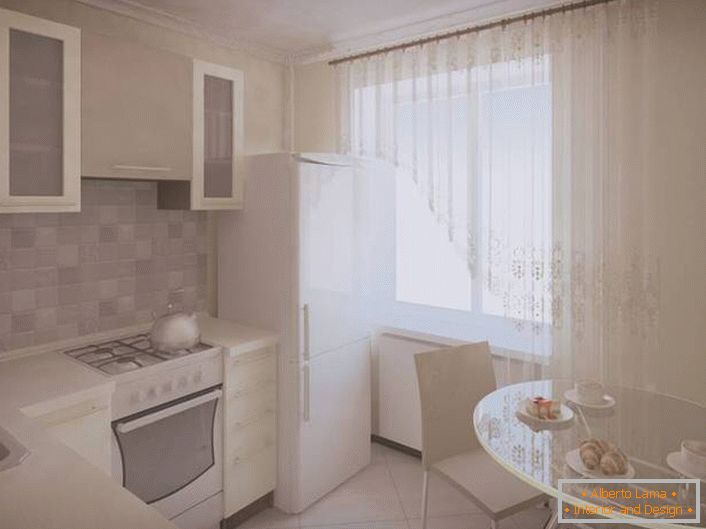 Malá kuchynská plocha môže byť vizuálne rozšírená, výhradne biela pre dekoráciu. 