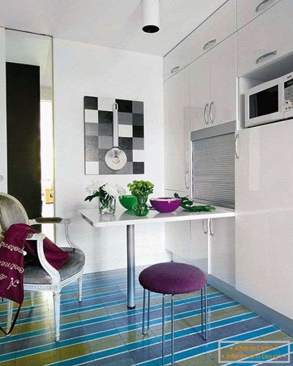 Jednoduchý dizajn malej kuchyne v modernom apartmáne
