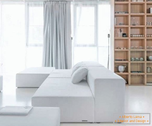Jednokomorový interiér v modernom štýle a minimálny nábytok