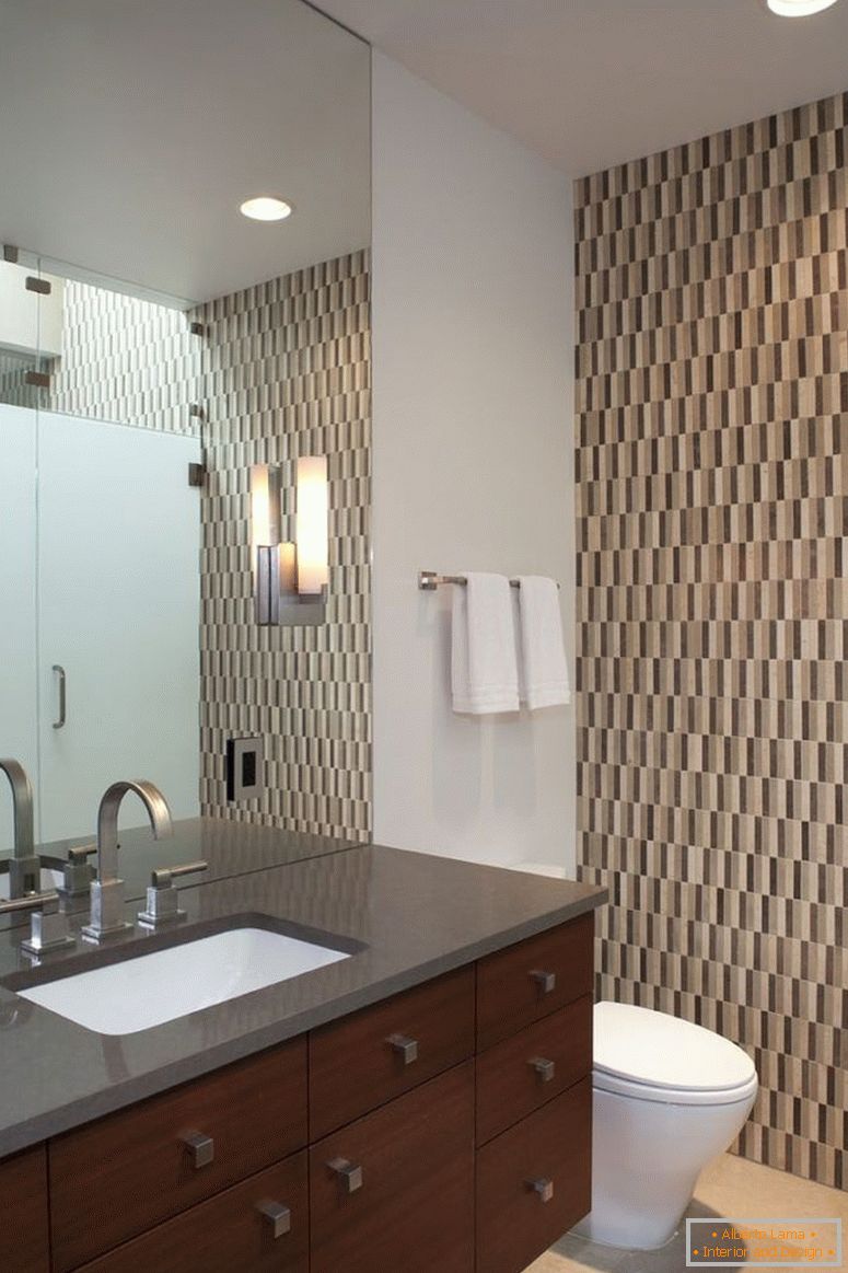 minimalist-lake-lb-kúpeľňa-interiér-design-with-wooden-vanity-and-black-countertop-and-mirror-luxurious-bathrooms-interior-design-ideas-bedrooms-design-ideas-modern-bathrooms-design-bathroom
