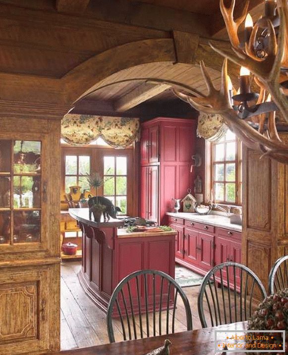 Interiérový dizajn dreveného domu - fotka kuchyne v štýle chaty