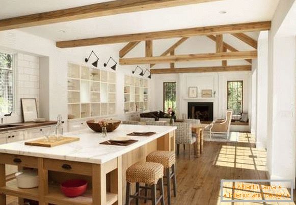 Interiérový dizajn vidieckeho domu - fotka kombinovanej kuchyne s obývacou izbou