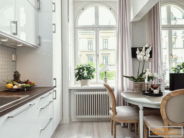 Moderná kuchyňa v klasickom interiéri