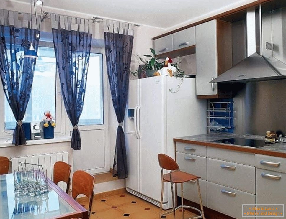 Kuchyňa s chladničkou s dvoma dverami