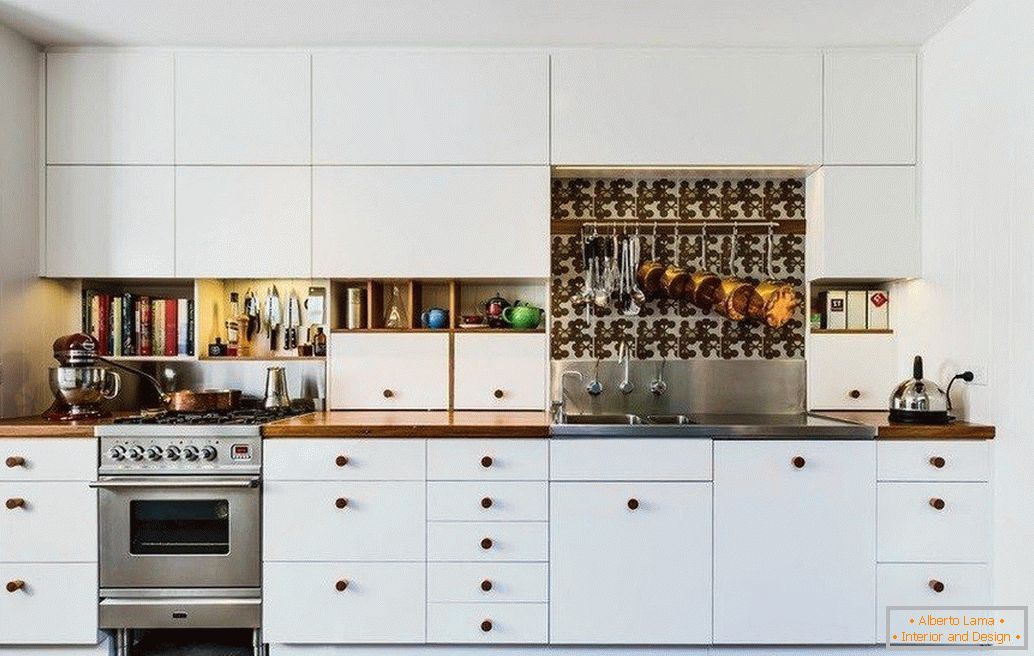 Kuchyňa v bielej farbe so svetlou zásterou