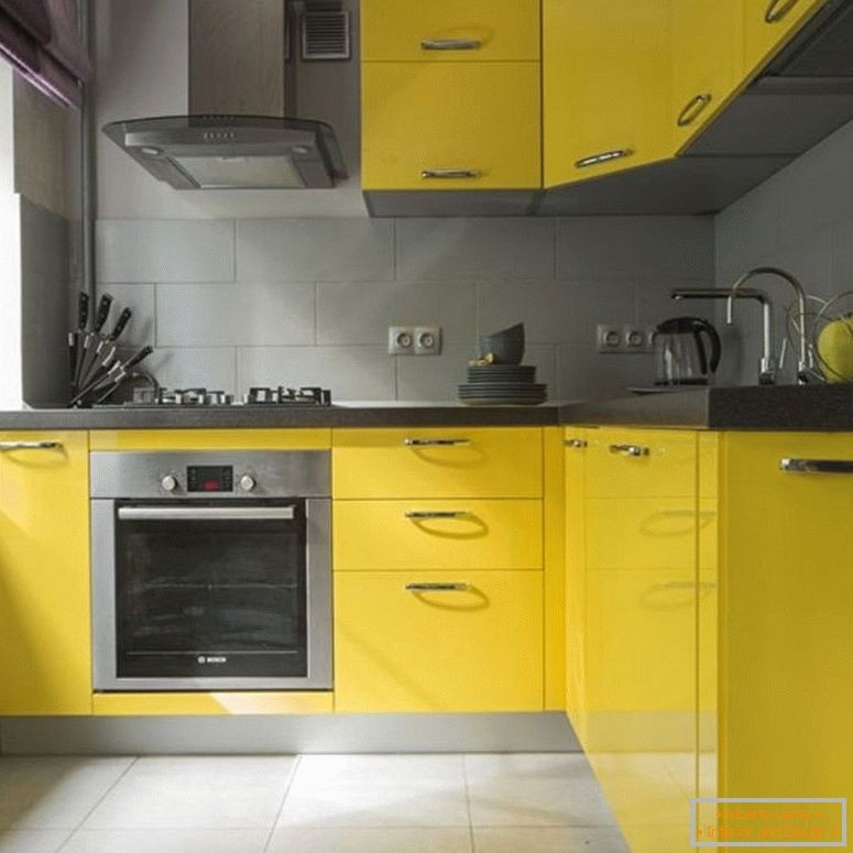 Žltý nábytok v kuchyni