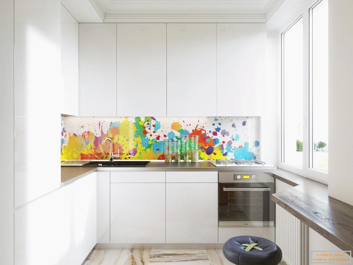 Farebná sklenená zásterka v bielej kuchyni