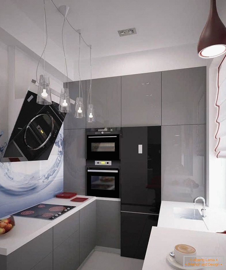 Jedna stena v kuchyni môže byť plne naplnená skrinami s technológiou od podlahy k stropu