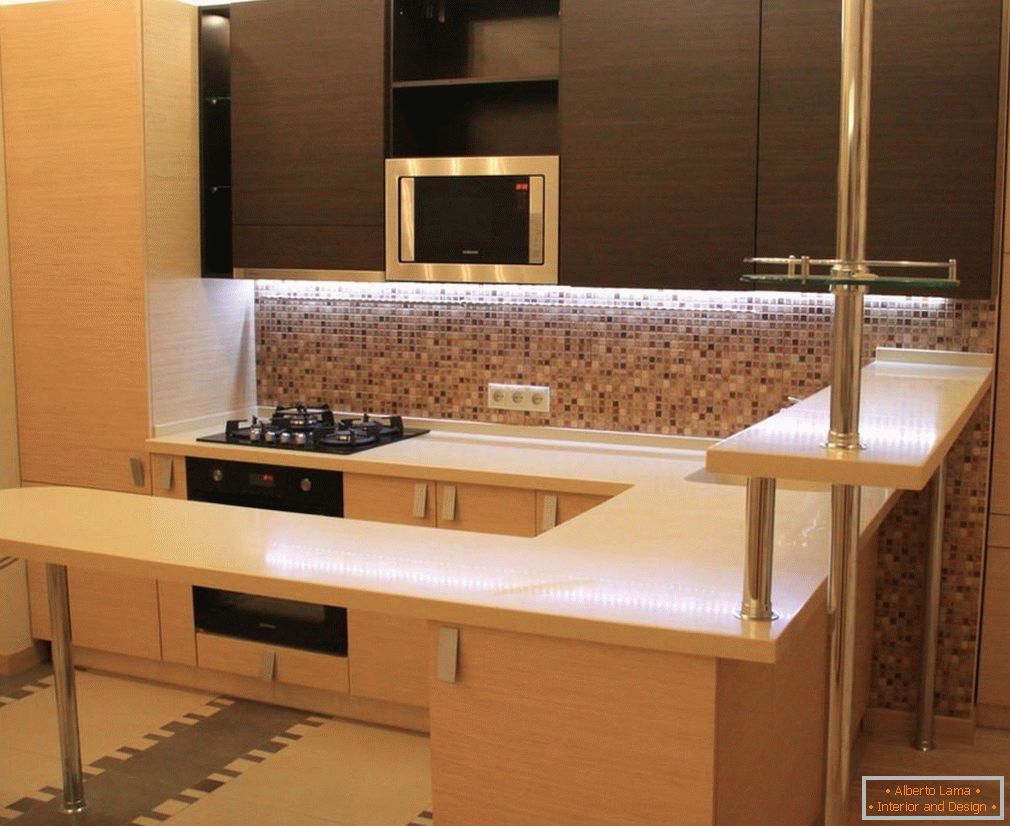 Hnedo-béžový nábytok v kuchyni