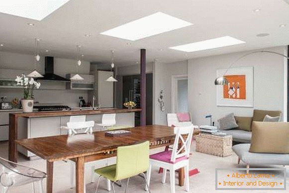 Kuchynský dizajn v súkromnom dome - foto kombinované s obývacou izbou