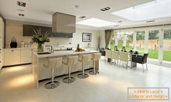 Kuchynský dizajn v súkromnom dome - fotografia v kombinácii s obývacou izbou