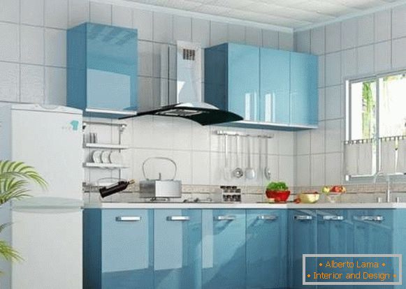 Dizajn rohovej kuchyne v súkromnom dome - fotka v modrej farbe