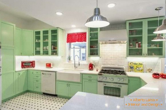 Zelená rohová kuchyňa v súkromnom dome - moderný dizajn na fotografii