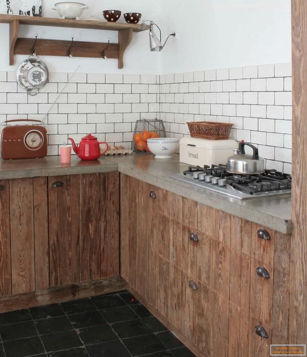 Rustikálny štýl kuchyne с искусственно состаренными фасадами
