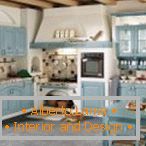 Kuchyňa s modrým nábytkom