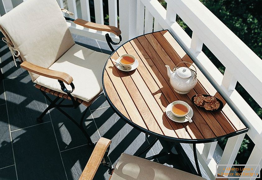 Miesto na kávu na malom balkóne