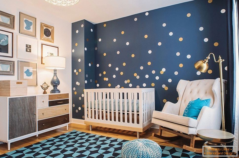 Dekoratívna izba pre dieťa s modrými stenami