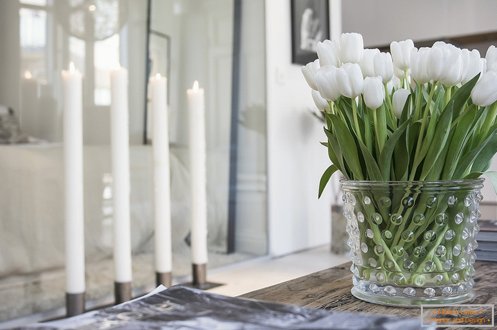 Váza s tulipánmi v interiéri