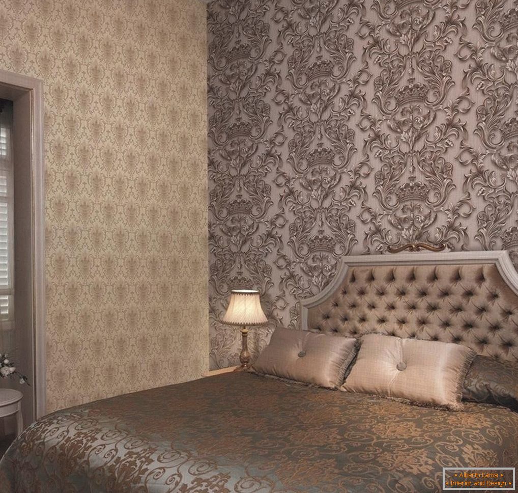 Kombinácia rôznych vzorov na stene v spálni
