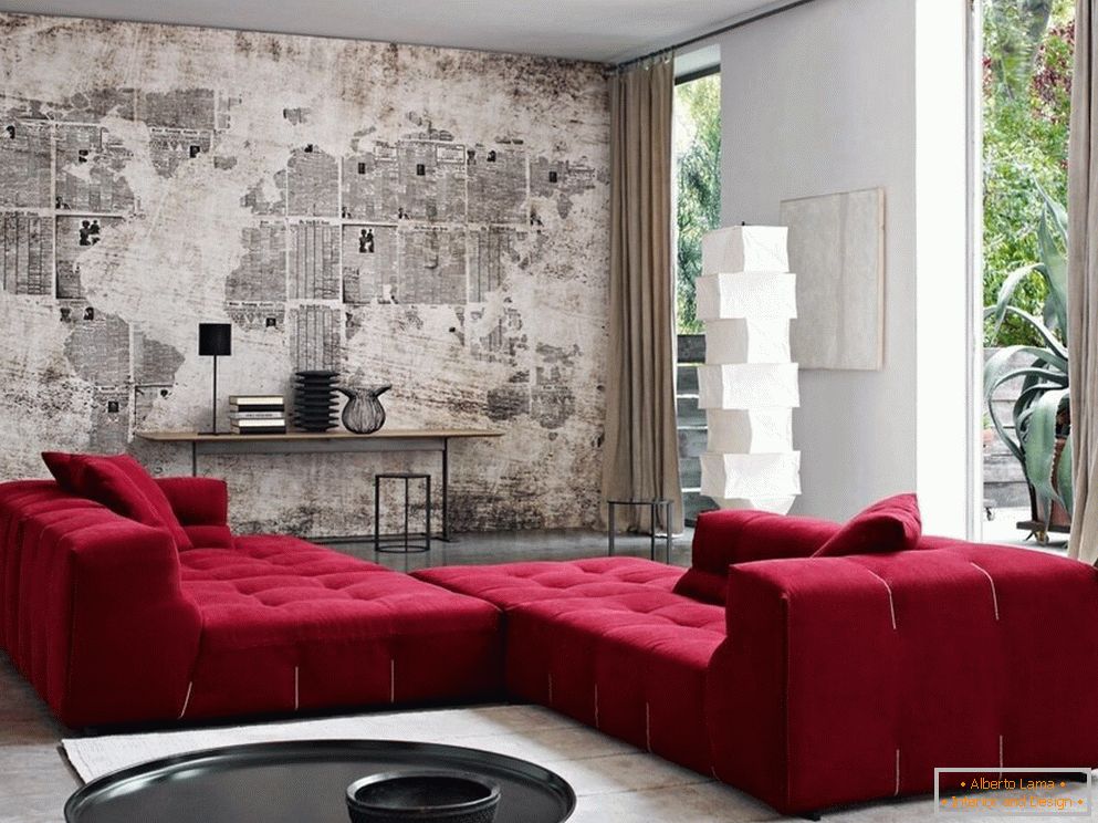 Červená pohovka v obývacej izbe