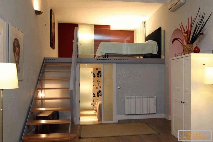 Druhá úroveň v jednoizbový byt o rozlohe 36 m²