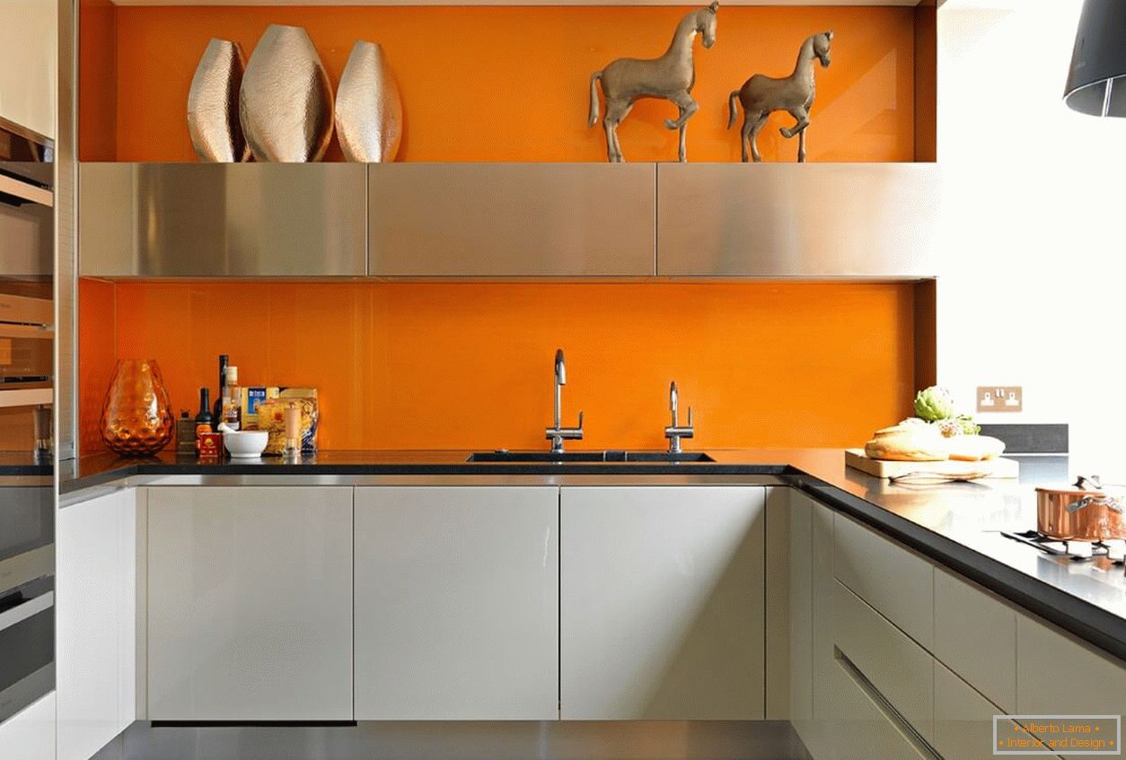Oranžová zástera v kuchyni