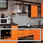 Štýlová kuchyňa v čiernej a oranžovej farbe