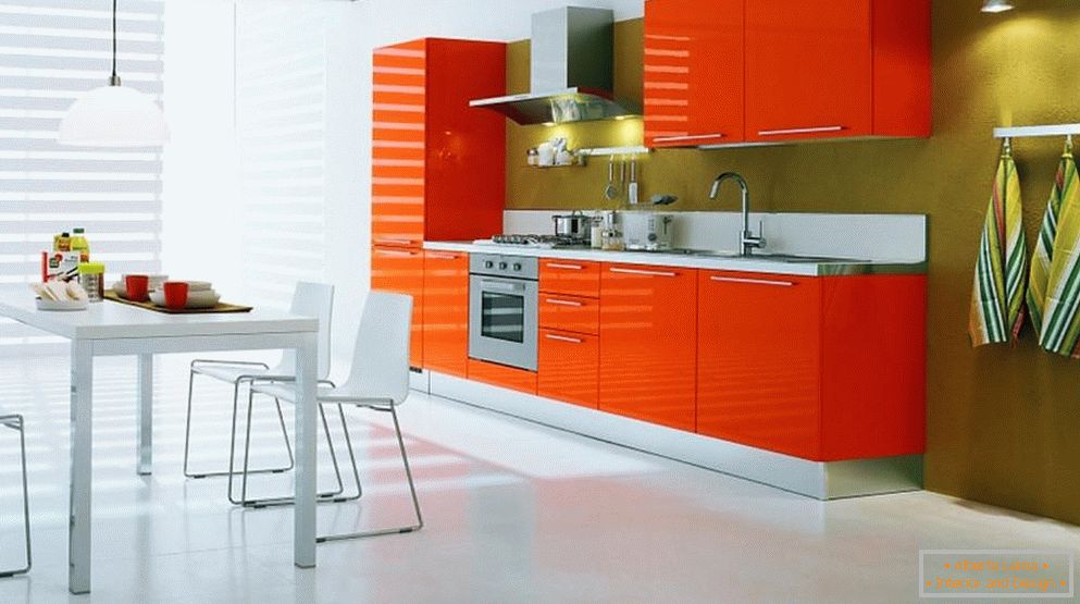 Biela podlaha a oranžový nábytok v kuchyni