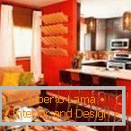 Kuchyňa-obývacia izba v oranžovej farbe