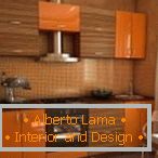 Drevený oranžový nábytok v kuchyni