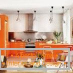 Kuchyňa - obývacia izba v oranžových tónoch