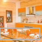 Kombinácia oranžovej a dreva v kuchyni