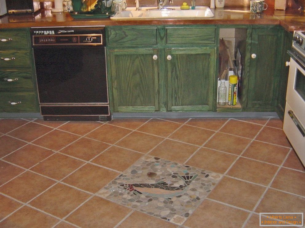 Diagonálne kladenie dlaždíc na podlahu kuchyne