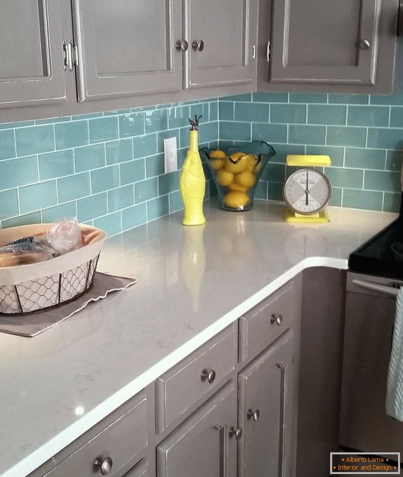 Tyrkysová zásterka a šedý nábytok v kuchyni