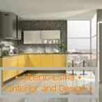Striktná dizajnová kuchyňa so žltým nábytkom