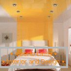 Biela izba s oranžovým pruhom