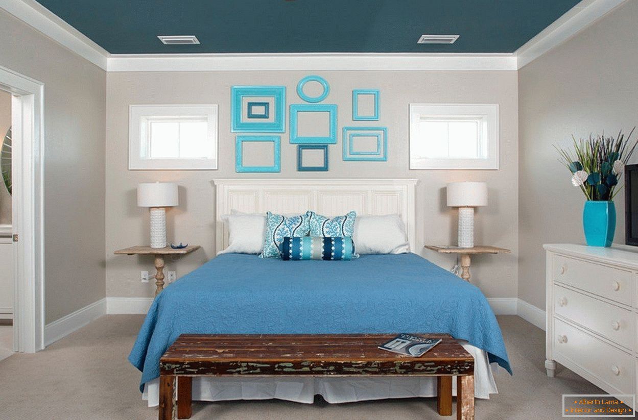 Biela a modrá interiér spálne