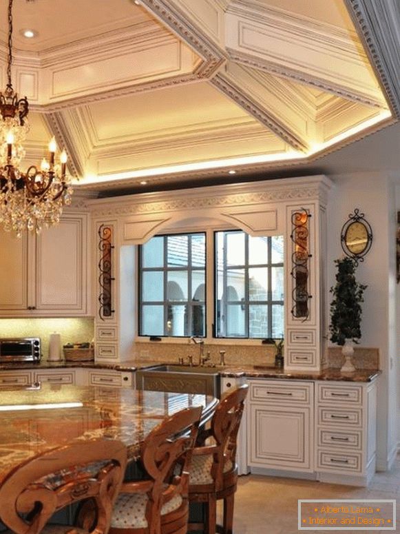 Luxusný strop v klasickej kuchyni