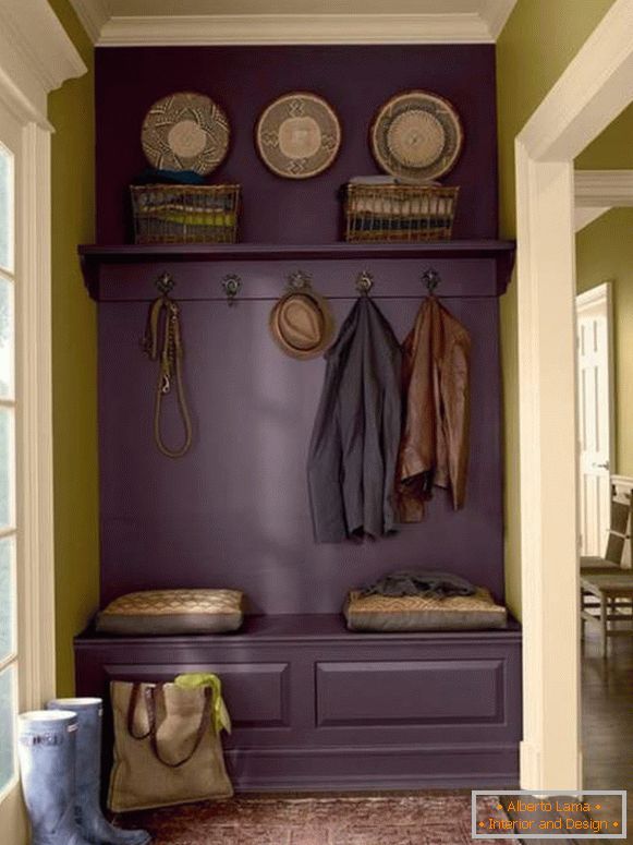 Dizajn malej chodby v súkromnom dome v fialovej farbe