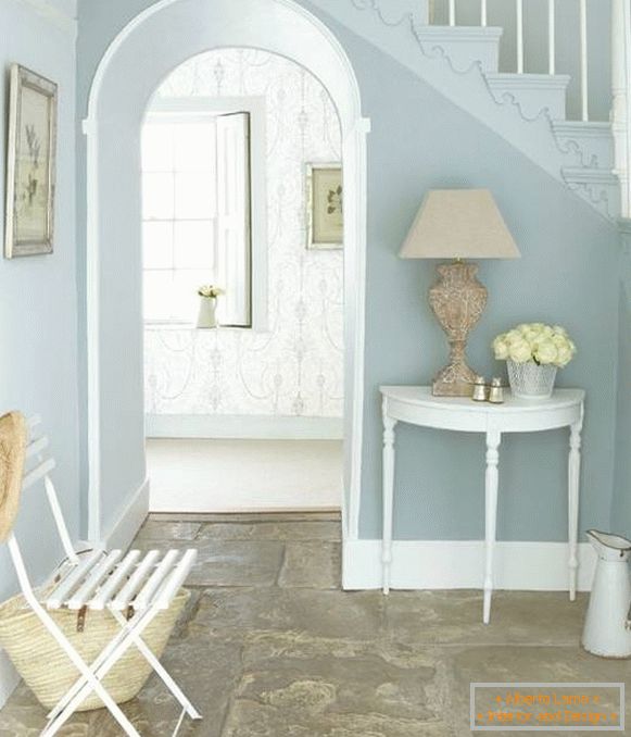 Modrý interiér chodby foto štýlu Provence