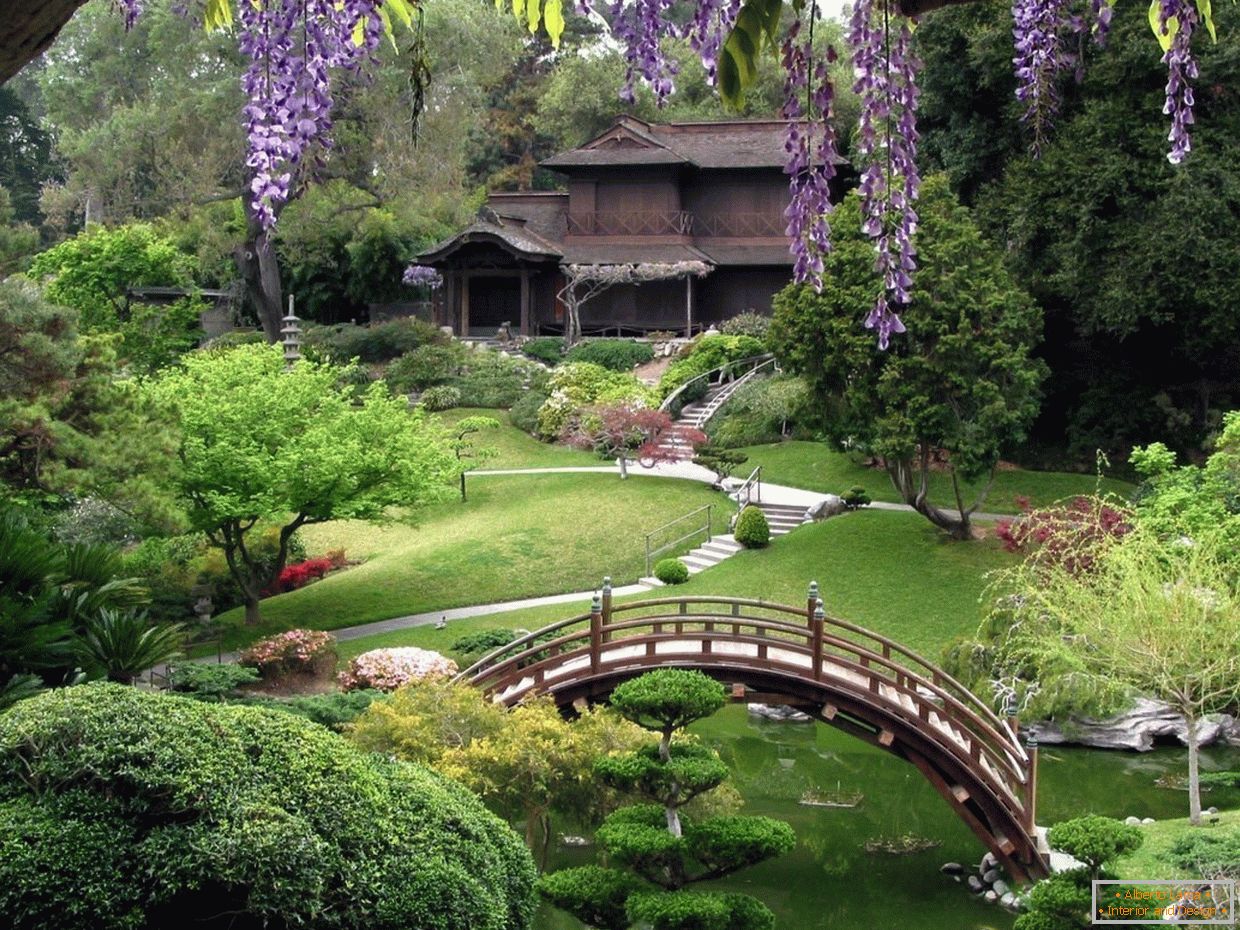Záhrada s chodníkmi, rybníkom a mostom