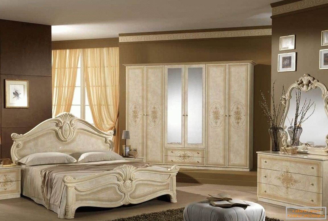 Klasický dizajn spálne - béžový nábytok a hnedé steny