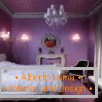 Lilac tapety v spálni s elegantným interiérom