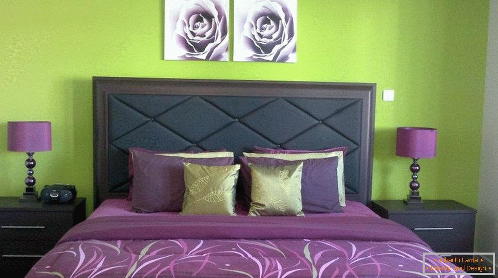 Svetlo zelené steny a fialové textílie v spálni