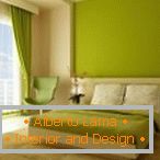Kombinácia zelenej a béžovej v interiéri spálne