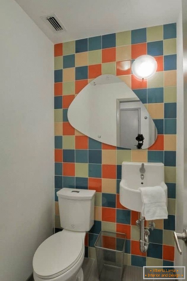 Malé WC s jasnými dlaždicami a maľovanými stenami
