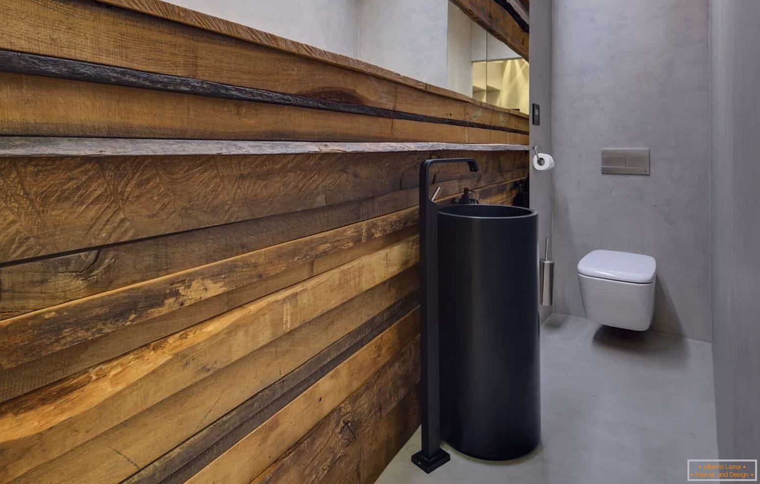 Moderný dizajn malej toalety v ekologickom štýle s neobvyklým plášťom